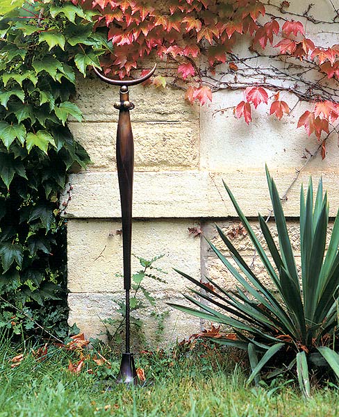  Große Mondsichelstele 